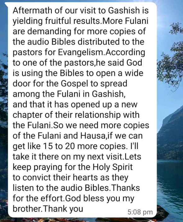 Kuvakaappaus nigerialaisen evankelistan lähettämästä viestistä. Evankelista iloitsee, että ääniraamatut ovat avanneet uuden yhteyden fulanien kanssa.