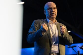 Mikko Matikainen pitää puhetta.