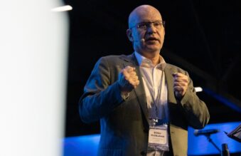 Mikko Matikainen pitää puhetta.