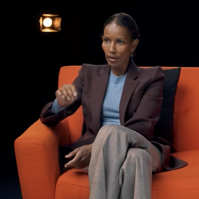 Somalialaissyntyisen Ayaan Hirsi Alin tie muslimista ateistiksi ja ateistista kristityksi