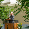 Pastori Pentti Marttila Hämeenlinnan Luther-talon pihamaalla evankeliumijuhlassa. Kuva: Esa Vyyryläinen