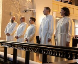 Lempäälän Pyhän Birgitan kirkon alttarilla seisovat siunattavina Mikael Tunér, Mikael Juntunen, Laura Tulisalo, Sami Jalonen ja Lea Pääkkönen.