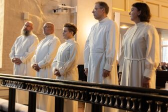 Lempäälän Pyhän Birgitan kirkon alttarilla seisovat siunattavina Mikael Tunér, Mikael Juntunen, Laura Tulisalo, Sami Jalonen ja Lea Pääkkönen.