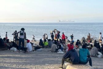 Ceutan rannalla majailee tuhansia Saharan eteläpuolelta saapuneita ihmisiä. Kuva: Joy