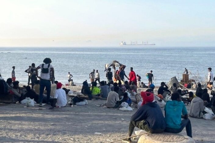 Ceutan rannalla majailee tuhansia Saharan eteläpuolelta saapuneita ihmisiä. Kuva: Joy