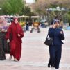 Naisia kadulla Uzbekistanissa.