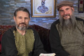 Masoud Ghorbani ja Mikael Tunér istuvat sohvalla.