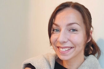 Kuvassa on Milka Ikäläinen, joka työskentelee Sleyn nuorisotyön koordinaattorina. Kuva: Milka Ikäläisen albumi