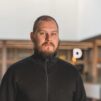 Mies kauppakeskuksessa katsoo suoraan kameraan