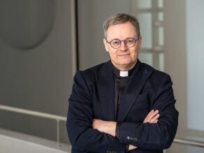 Kuvassa on Sleyn toiminnanjohtaja Tom Säilä Helsingin Luther-kirkon parvella. Kuva: Martti Pyykönen
