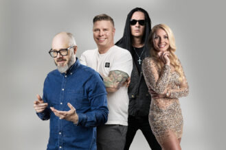 Tuomas Enbuske, Ville Kormilainen, Jyrki 69 ja Virpi Kätkä avautuvat omista synneistään ja pohtivat armon merkitystä Dei Plussan ja Radio Dein uudessa sarjassa. Kuva: Radio Dei