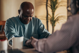 Pastori Josiah rukoilee traumaterapeuttinsa Philipin kanssa.