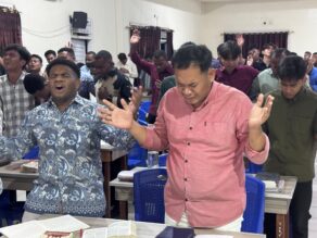Indonesialaisia opiskelijoita rukoilemassa