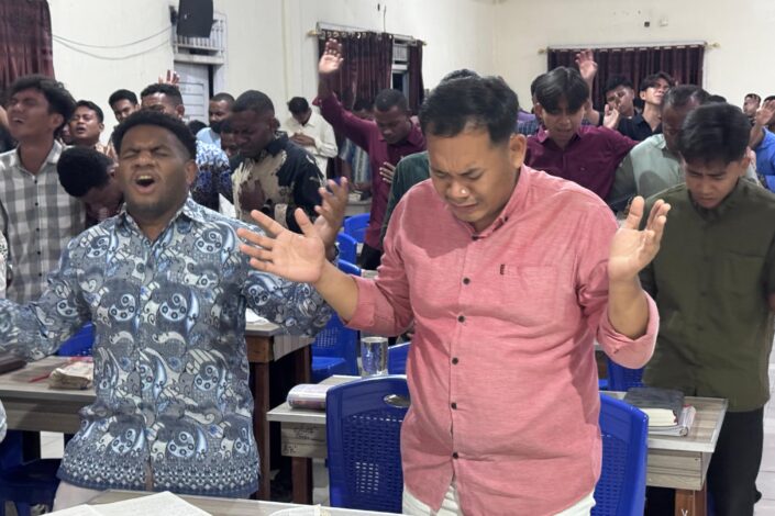 Indonesialaisia opiskelijoita rukoilemassa